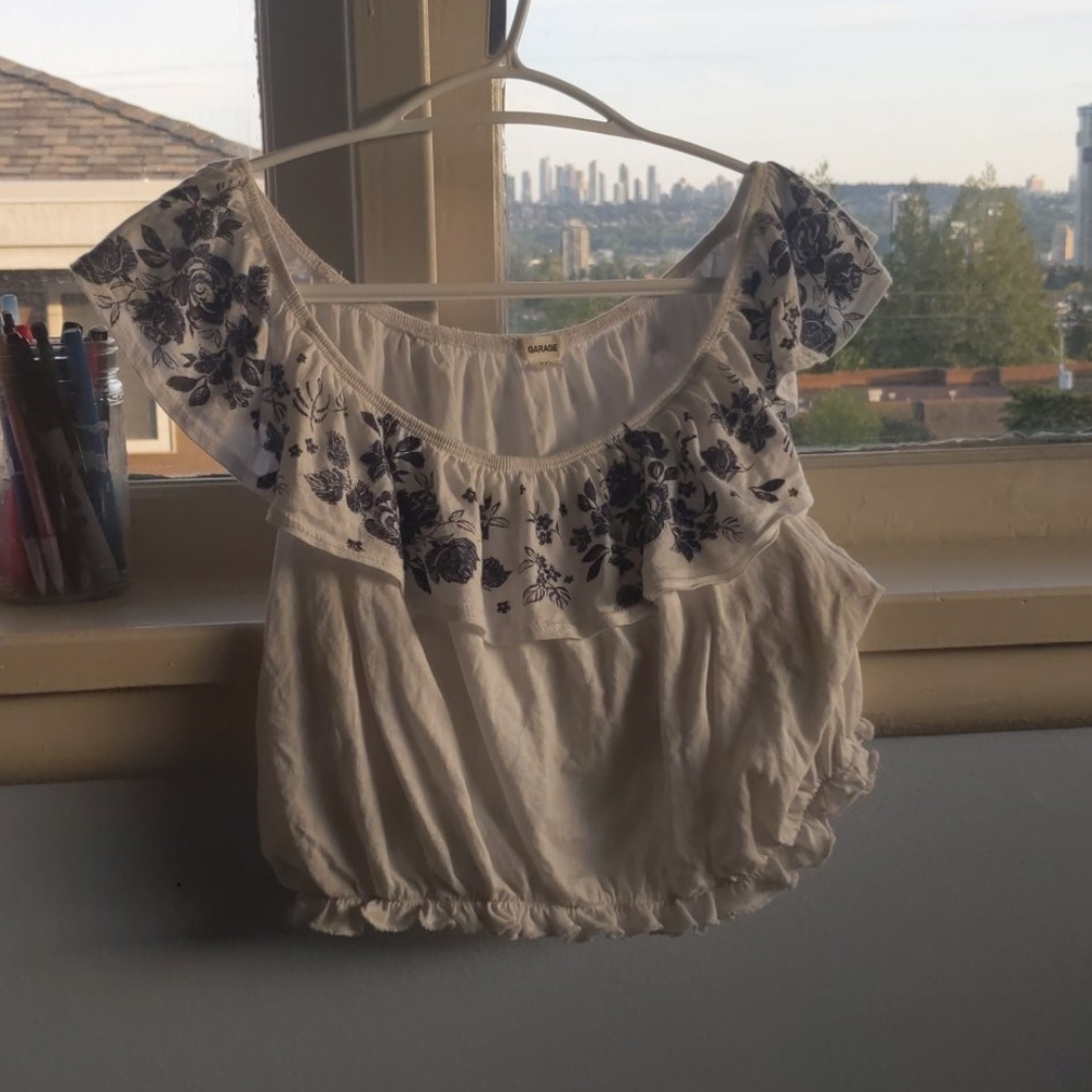 Garage white crop top